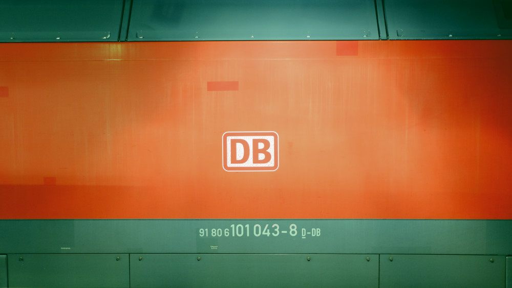 Eine Lok mit DB-Logo