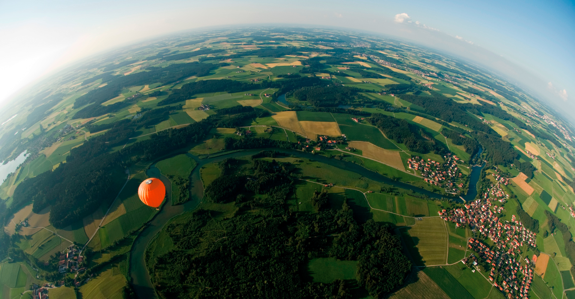 Ein Heißluftballon über dem Chiemgau