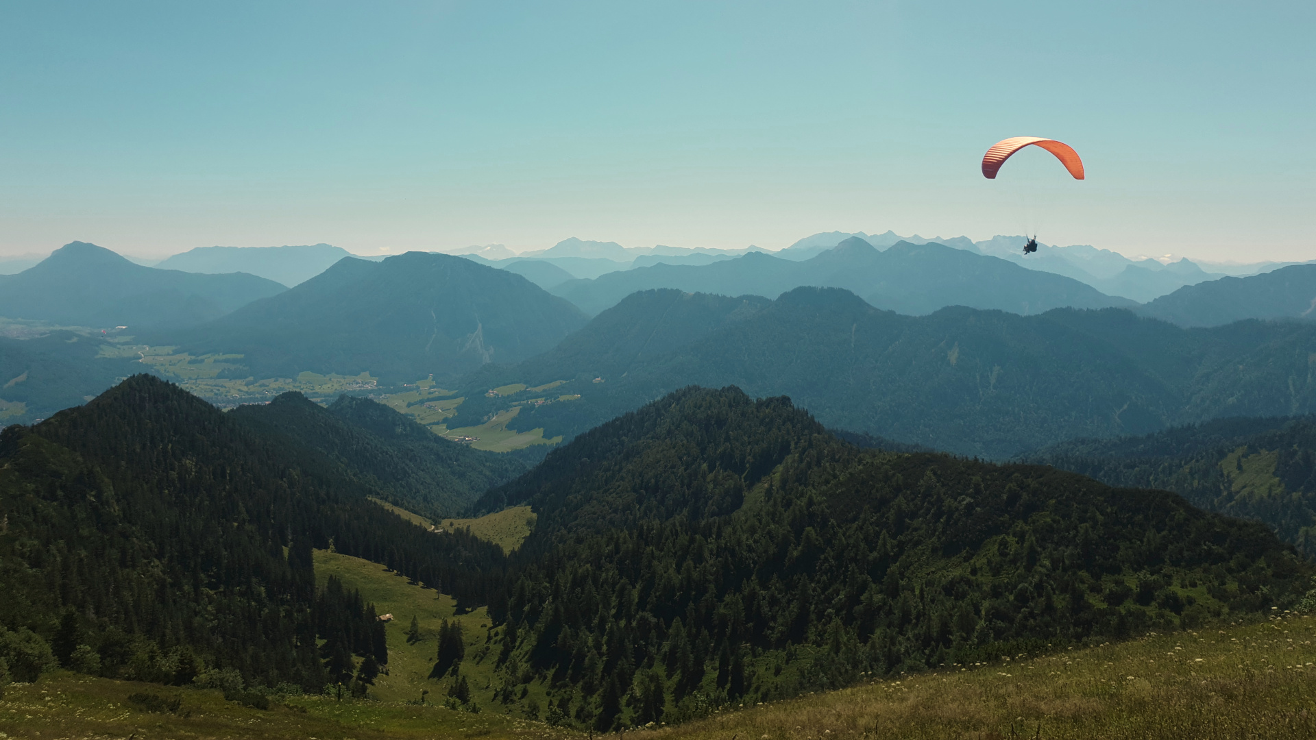 Ein Paraglider startet vom Hochfelln