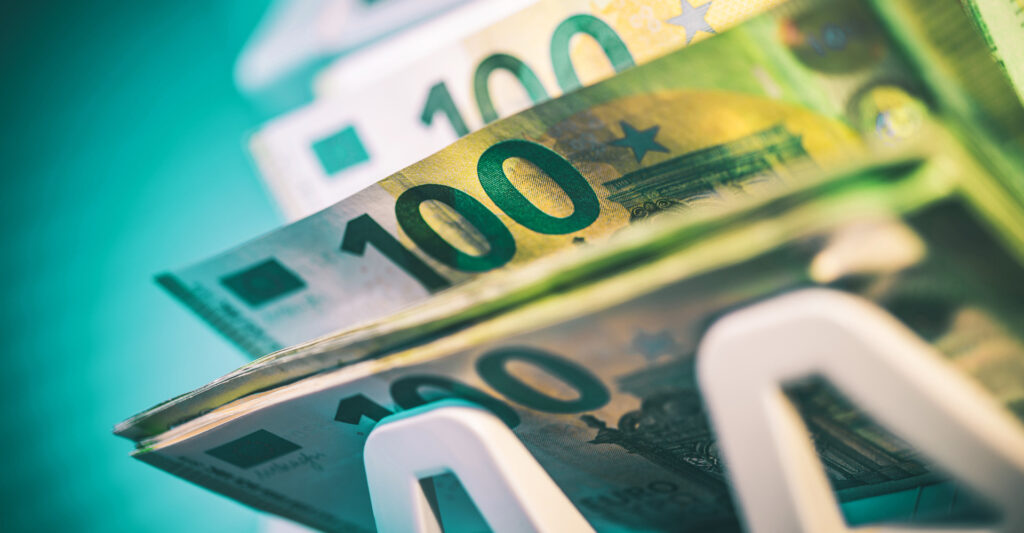 100-Euro-Scheine in einer Geldzähl-Maschine