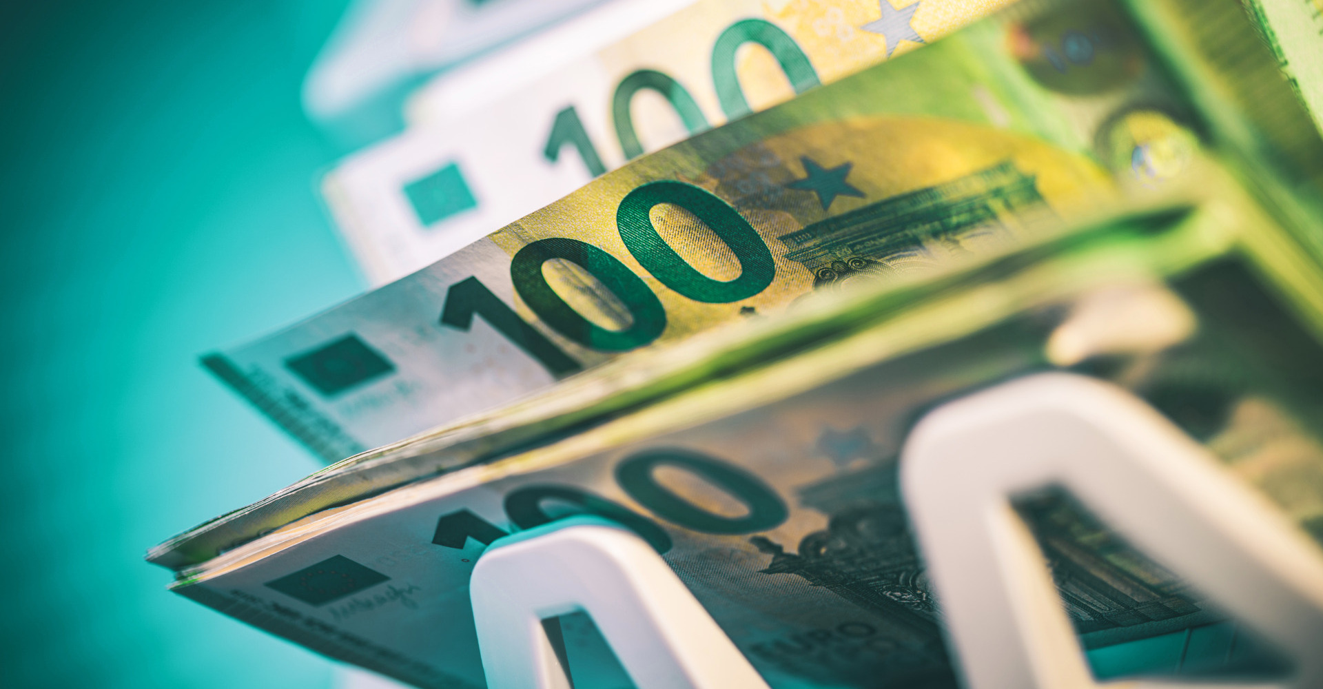 100-Euro-Scheine in einer Geldzähl-Maschine