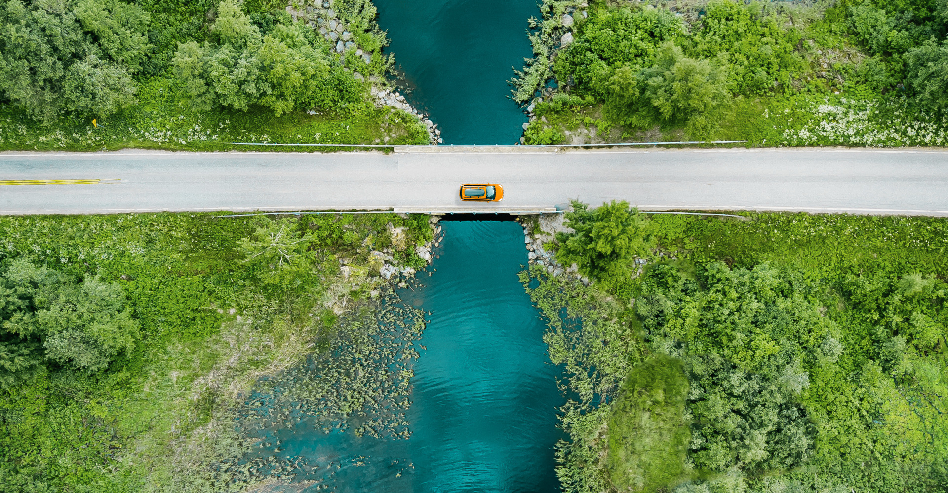 Auto fährt über eine Brücke